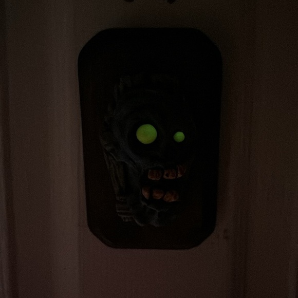 Coffin Zombie Head with glow in the dark eyes - Picture 4 of 5